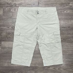 Columbia Titanium Cargo Capri Womens Size 8  Beige Pockets Hiking Fishing Outdoo